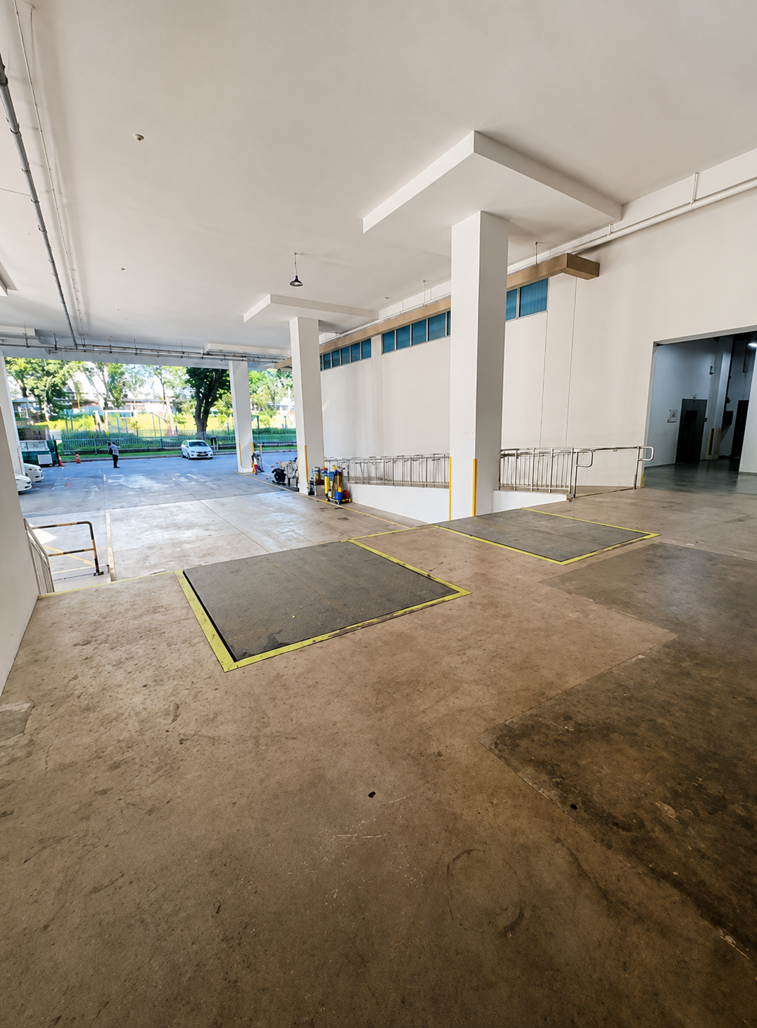 Direct loading dock with cargo-lift access at 8 Commonwealth Lane